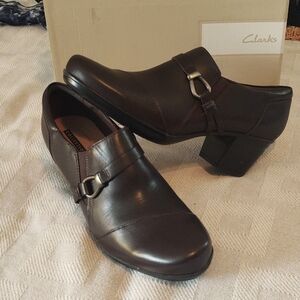 NIB Clarks Emslie Katie Dark Brown Leather Zip Side Heel Clogs